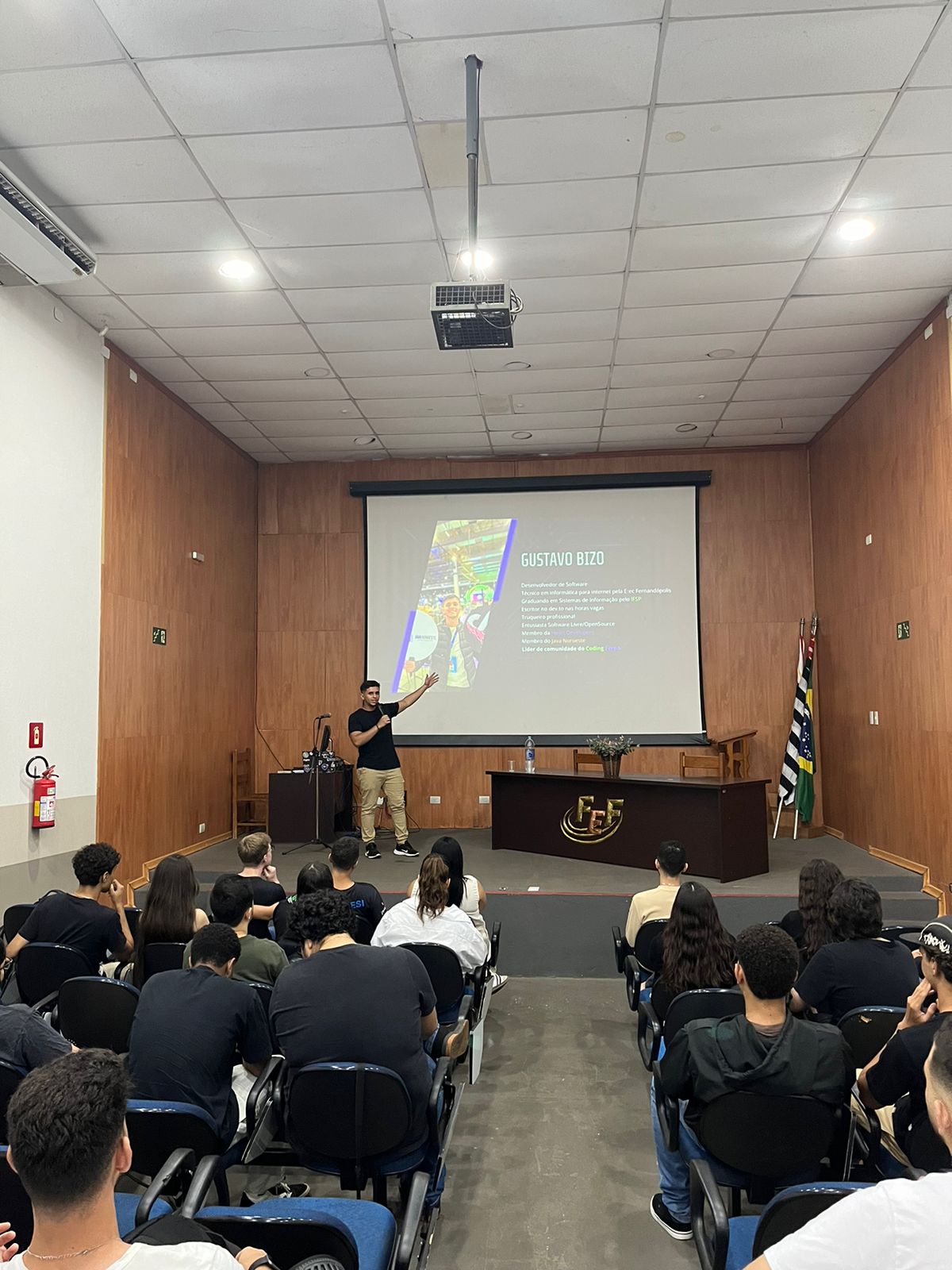 Membros da comunidade Ferpa Tech Day reunidos em um encontro